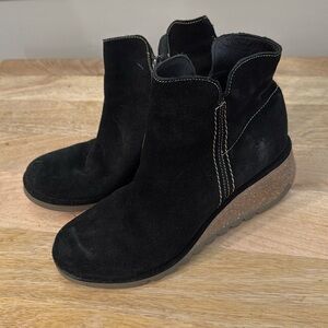 Fly London suede zip Bootie size 8/ 38 euro